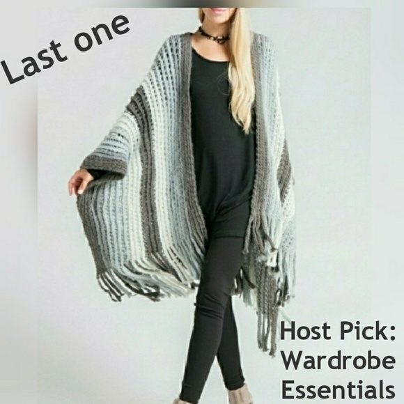 Sweaters - 💥HP💥 STRIPED SHAWL